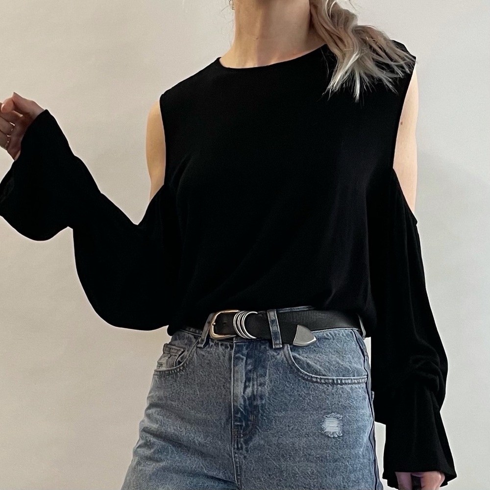 Flare sleeve black top w/arm cutouts 🕺